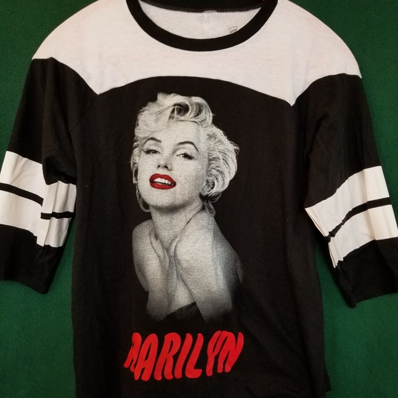 Tops - 🔴Marilyn Monroe shirt